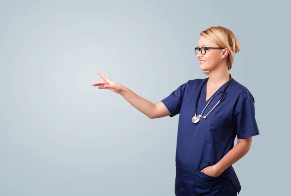 Young female doctor gesturing with copy space — Stock Photo, Image