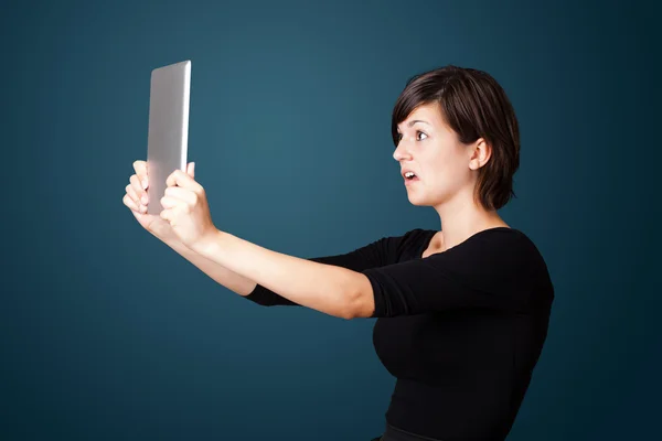 Junge Frau schaut auf modernes Tablet — Stockfoto
