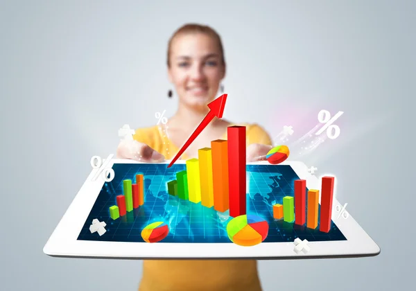 Fiatal nő gazdaság tabletta-val színes grafikonok és diagramok — Stock Fotó