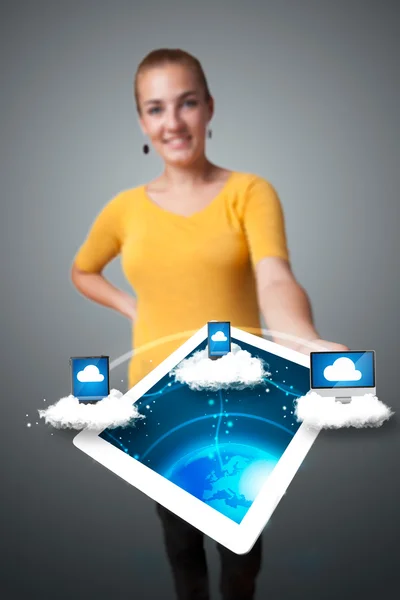 Ung kvinna anläggning tablett med moderna enheter — Stockfoto
