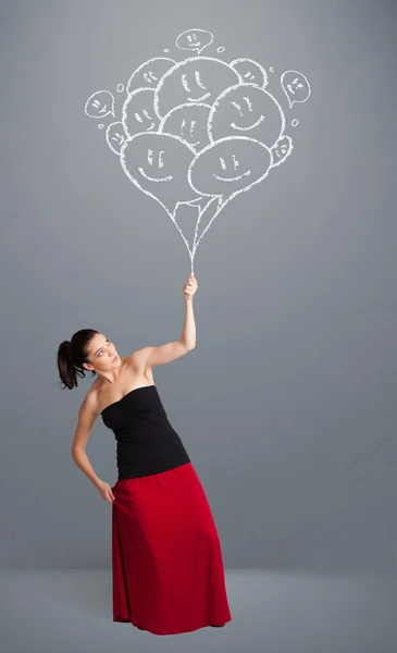 Mujer feliz sosteniendo globos sonrientes dibujo —  Fotos de Stock