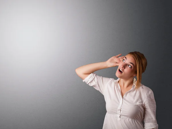 Jonge vrouw maakt gebaren — Stockfoto