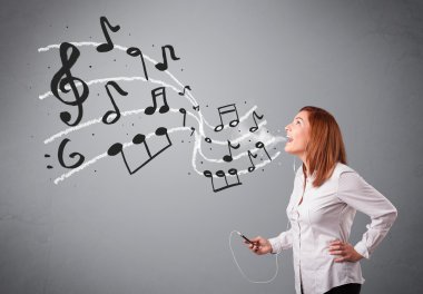 şarkı ve müzik musica ile çekici genç hanım