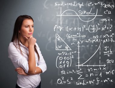 Karmaşık matematiksel işaretleri düşünen güzel bir kız öğrenci.