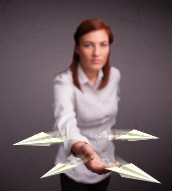 Origami uçaklarını fırlatan güzel bayan.