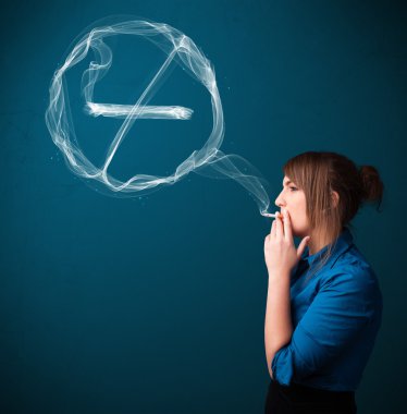 Sigara içmeyen sağlıksız sigara içen genç bayan.