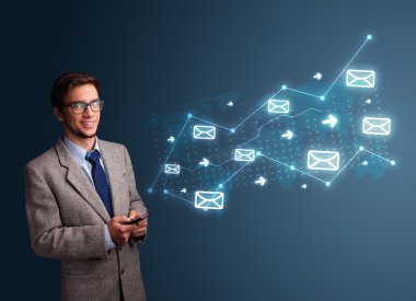 Elinde ok ve mesaj simgeleri olan bir telefon tutan genç adam.