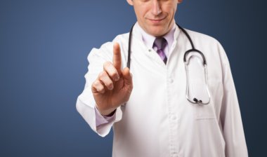 Orta yaşlı doktor fotokopi aletiyle el kol hareketi yapıyor