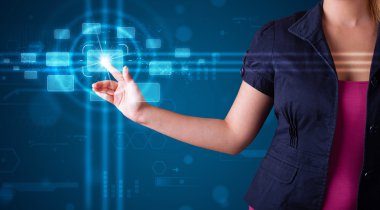 Kadın, modern düğmelere basıyor.