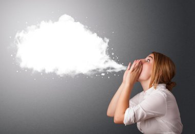 Soyut modern konuşma balonu olan genç bir kadın.