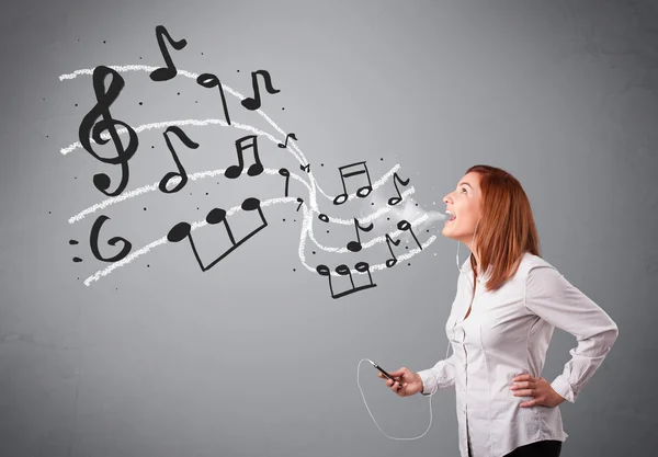 Aantrekkelijke jonge dame zingen en luisteren naar muziek met musica — Stockfoto