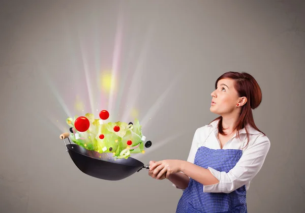 Mujer joven cocinando verduras frescas —  Fotos de Stock