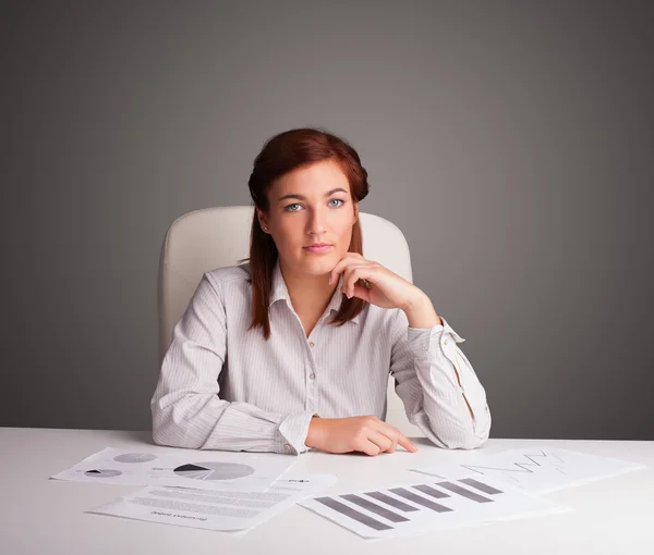 Бізнес-леді, сидячи за столом і роблячи документи — стокове фото