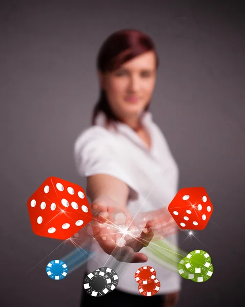 Jovem mulher jogando dados e chips — Fotografia de Stock