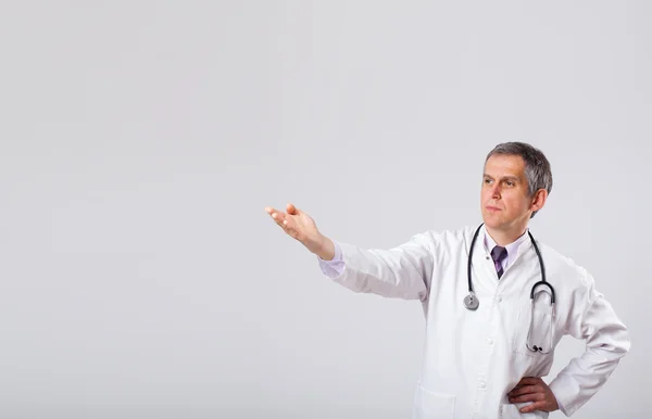 Arzt hört mit Stethoskop auf leeren Kopierraum — Stockfoto