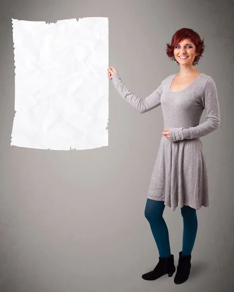 Menina segurando crumpled espaço papel branco cópia — Fotografia de Stock