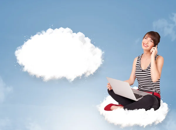 Junges Mädchen sitzt auf einer Wolke und denkt an abstrakte Sprechblase — Stockfoto