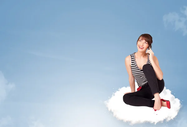 コピースペースと雲の上に座っている若い女性 — ストック写真