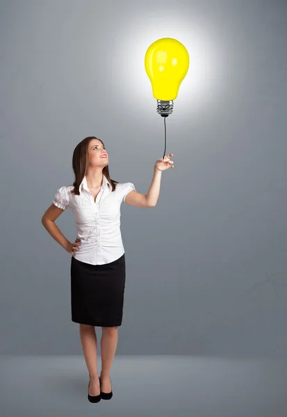 Linda senhora segurando um balão lâmpada — Fotografia de Stock