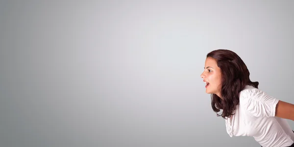 Hübsche Frau gestikuliert mit Kopierraum — Stockfoto