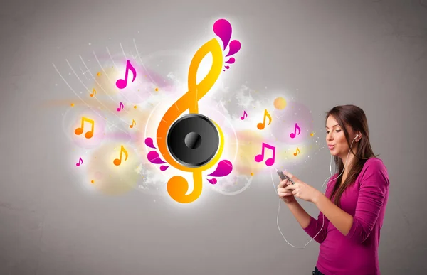 Pretty girl singing and listening to music with musical notes — Stock Photo, Image