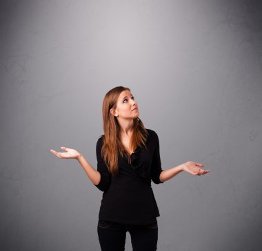 Güzel genç bayan fotokopi aletiyle hokkabazlık yapıyor