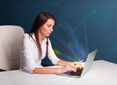 masada oturan ve abstra ile laptop tipik güzel kadın