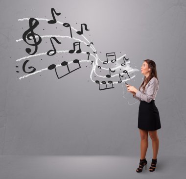 şarkı ve müzik musica ile çekici genç hanım