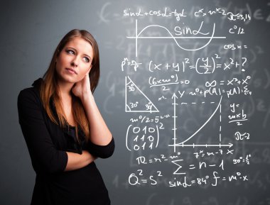 Karmaşık matematiksel işaretleri düşünen güzel bir kız öğrenci.