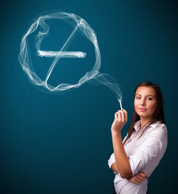 Sigara içmeyen sağlıksız sigara içen genç bayan.