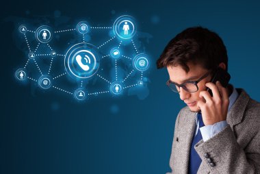 Genç çocuk sosyal ağ simgeleriyle telefon görüşmesi yapıyor