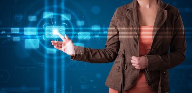 Kadın, modern düğmelere basıyor.