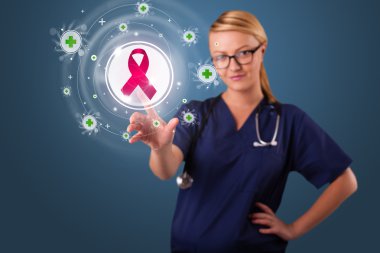 Genç hemşire modern tıbbi düğmelere basıyor.