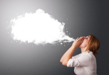 Soyut modern konuşma balonu olan genç bir kadın.