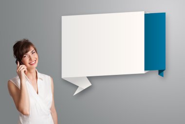 Modern origami kopya alanı ve maki duran güzel kadın