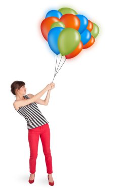 Genç bir kadın elinde renkli balonlar tutuyor.