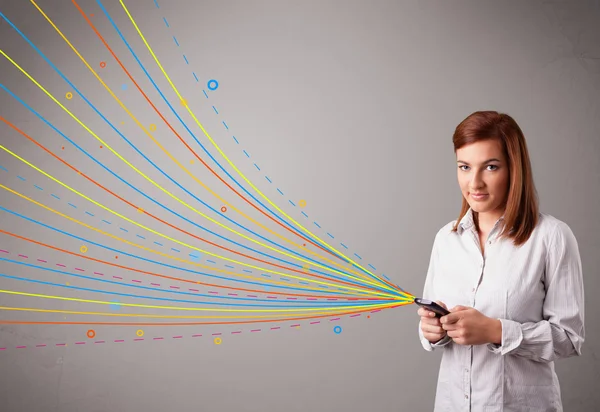 Menina feliz segurando um telefone com linhas abstratas coloridas — Fotografia de Stock