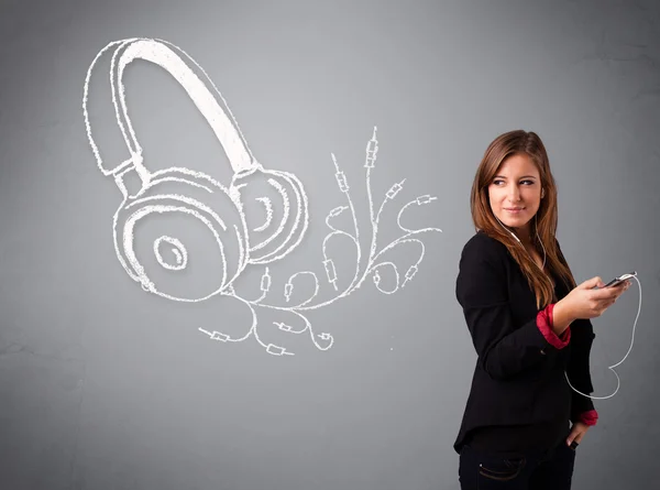 Mujer joven cantando y escuchando música con auriculares abstractos — Foto de Stock