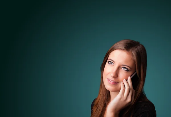 Jonge vrouw maakt een telefoontje met kopieerruimte — Stockfoto