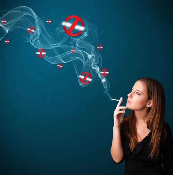 Mujer joven fumando cigarrillo peligroso sin signos de fumar — Foto de Stock