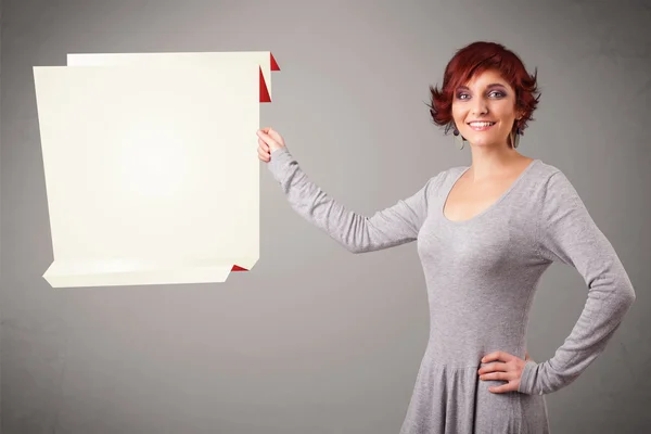 Mujer joven sosteniendo espacio de copia de papel de origami blanco — Foto de Stock