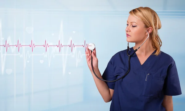 Bastante doktor médico escuchando pulso rojo y frecuencia cardíaca — Foto de Stock