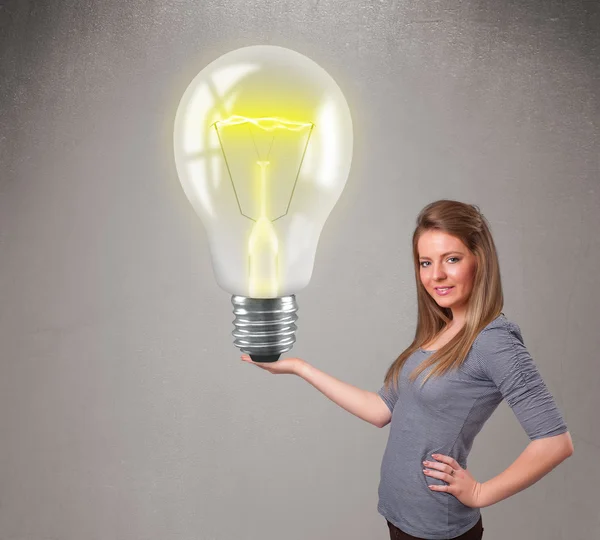 Schöne Dame hält realistische 3D-Glühbirne — Stockfoto