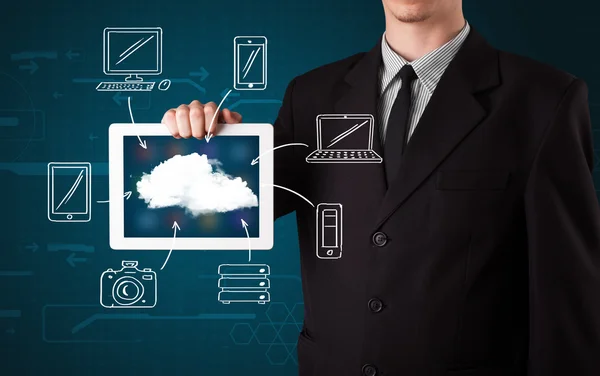 Uomo d'affari che mostra disegnato a mano cloud computing — Foto Stock