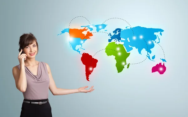 Jonge vrouw maken telefoontje met kleurrijke wereldkaart — Stockfoto