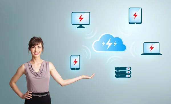Молодая женщина представляет облачную вычислительную сеть — стоковое фото