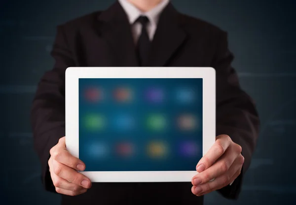 Бизнесмен с белым современным планшетом с размытыми приложениями — стоковое фото