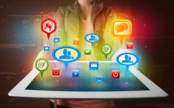 Flicka presentera en tablett med färgglada sociala ikoner och tecken — Stockfoto