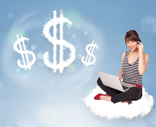 Bulutların üstünde oturan genç kadın dolar işaretlerinin yanında — Stok fotoğraf