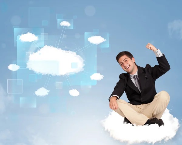 Szczęśliwy człowiek patrząc na nowoczesną sieć chmur — Zdjęcie stockowe